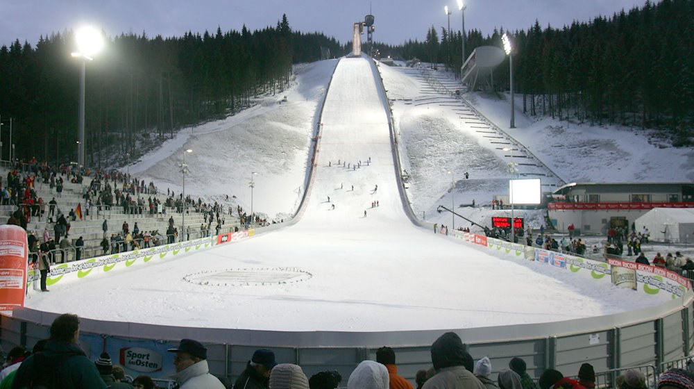 Impression von der Großschanze in der Vogtland-Arena von Klingenthal. / Foto: Thomas Eisenhuth/dpa/Archivbild