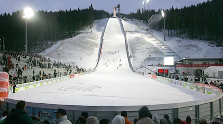 Impression von der Großschanze in der Vogtland-Arena von Klingenthal. / Foto: Thomas Eisenhuth/dpa/Archivbild