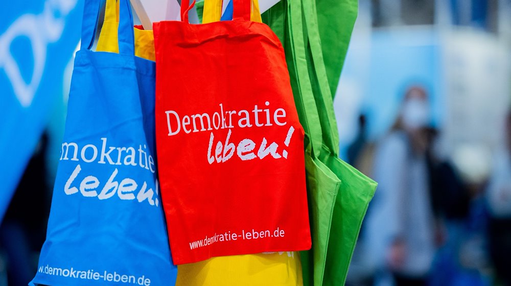 «Demokratie leben!» steht auf Stofftaschen. / Foto: Rolf Vennenbernd/dpa