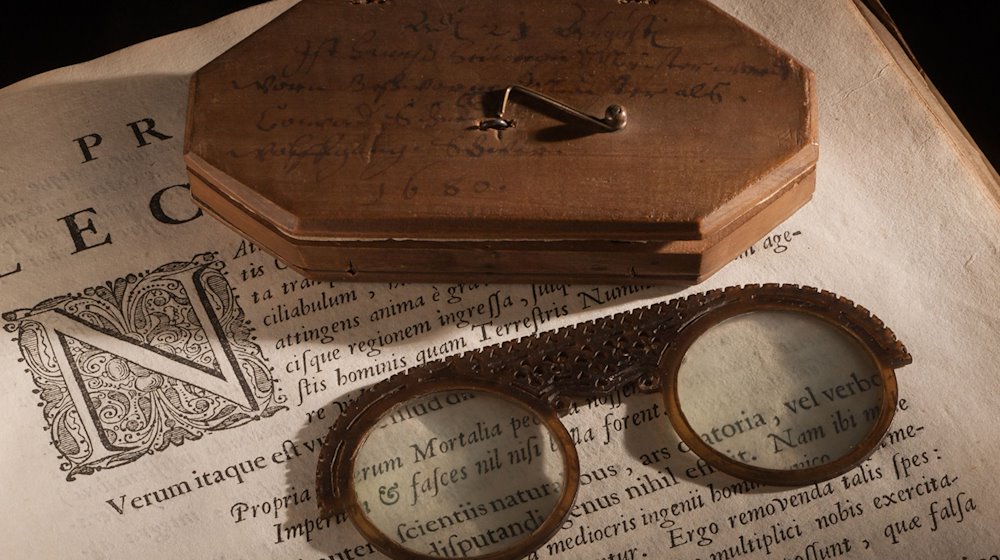 Eine Nürnberger Meisterbrille mit datierter Schatulle aus dem Jahre 1680. / Foto: Sandro Most/Deutsches Optisches Museum in Jena/dpa