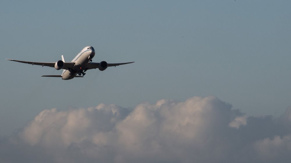 Eine Passagiermaschine startet von einem Flughafen. / Foto: Julia Cebella/dpa/Symbolbild