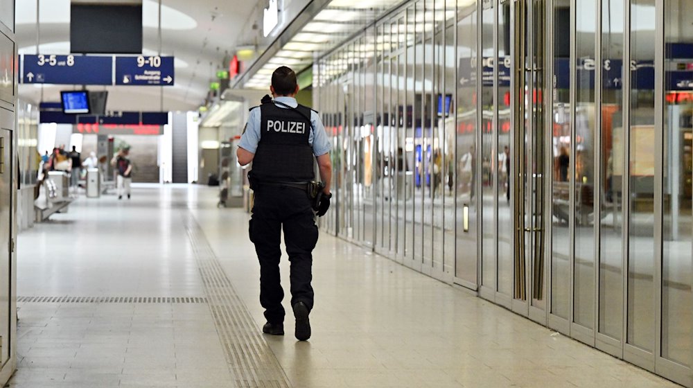 Ein Polizist steht im Erfurter Hauptbahnhof. / Foto: Martin Schutt/dpa/Symbolbild