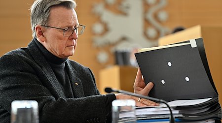 Bodo Ramelow (Die Linke), Ministerpräsident von Thüringen, sitzt im Plenarsaal des Thüringer Landtags. / Foto: Martin Schutt/dpa