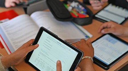 Realschüler einer zehnten Klasse arbeiten in einer Unterrichtsstunde mit Tablets. / Foto: Uli Deck/dpa