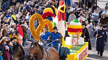 Zuschauer verfolgen den Festumzug zum „Sommergewinn“, einem der ältesten und größten Frühlingsfeste in Deutschland. / Foto: Michael Reichel/dpa