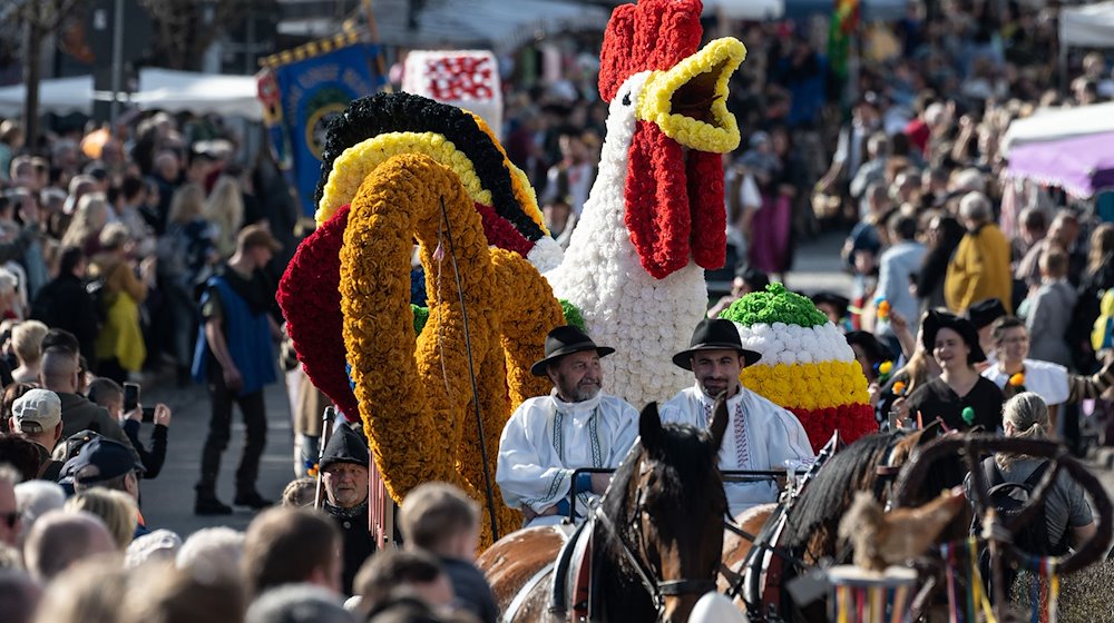 Teilnehmer ziehen beim Festumzug zum traditionellen Eisenacher Sommergewinn in Laufgruppen durch die Stadt. / Foto: Swen Pförtner/dpa