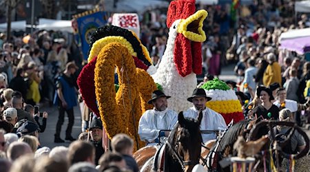 Teilnehmer ziehen beim Festumzug zum traditionellen Eisenacher Sommergewinn in Laufgruppen durch die Stadt. / Foto: Swen Pförtner/dpa