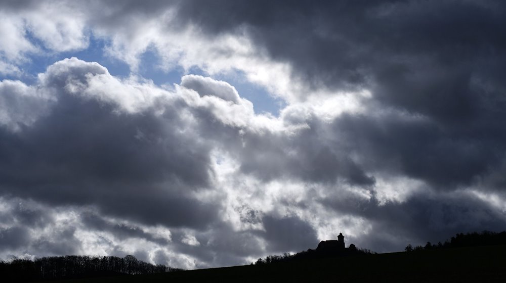 Der Wind treibt Wolken am Himmel über der Wachsenburg. / Foto: Martin Schutt/dpa-Zentralbild/dpa