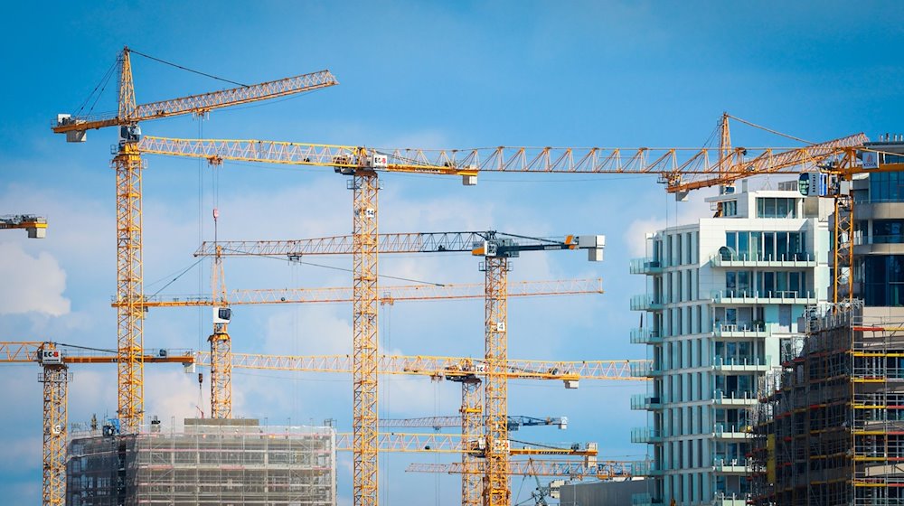 Baukräne stehen auf einer Baustelle in einer Innenstadt. / Foto: Christian Charisius/dpa/Symbolbild