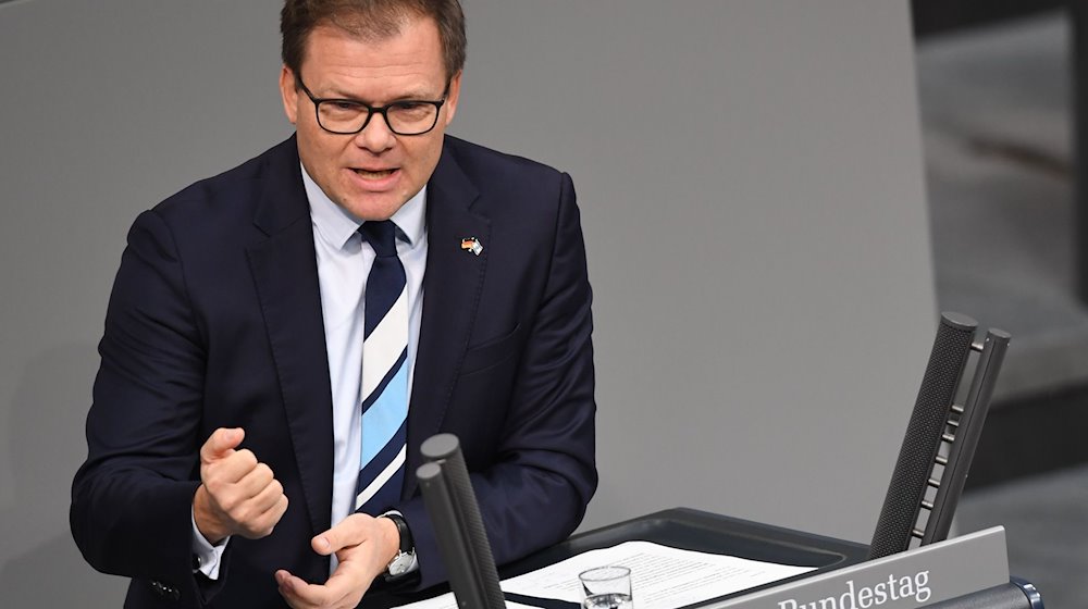 Carsten Schneider (SPD), Beauftragter der Bundesregierung für Ostdeutschland, spricht im Plenum des Deutschen Bundestages. / Foto: Serhat Kocak/dpa