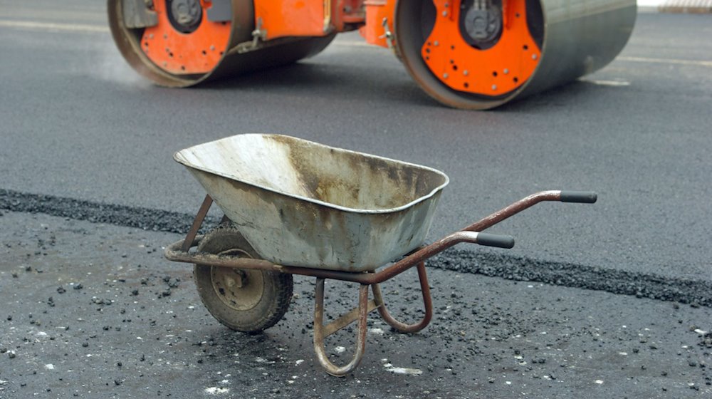 Eine Schubkarre steht auf einer Baustelle. / Foto: Stefan Sauer/dpa-Zentralbild/dpa/Symbolbild