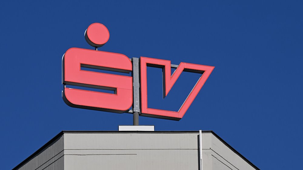 Das Gebäude der Hauptverwaltung der Sparkassenversicherung mit dem Logo. / Foto: Bernd Weißbrod/dpa