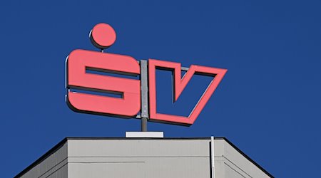 Das Gebäude der Hauptverwaltung der Sparkassenversicherung mit dem Logo. / Foto: Bernd Weißbrod/dpa