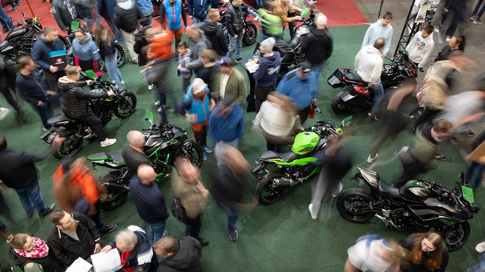 Besucher betrachten bei der 24. Motorradmesse Erfurt Neuste Trends auf dem Zweiradmarkt. / Foto: Michael Reichel/dpa