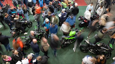 Besucher betrachten bei der 24. Motorradmesse Erfurt Neuste Trends auf dem Zweiradmarkt. / Foto: Michael Reichel/dpa