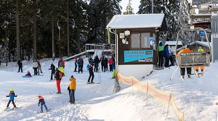 Ski- und Snowboardfahrer auf den Pisten und Liften der Skiarena Silbersattel Steinach. / Foto: Michael Reichel/dpa