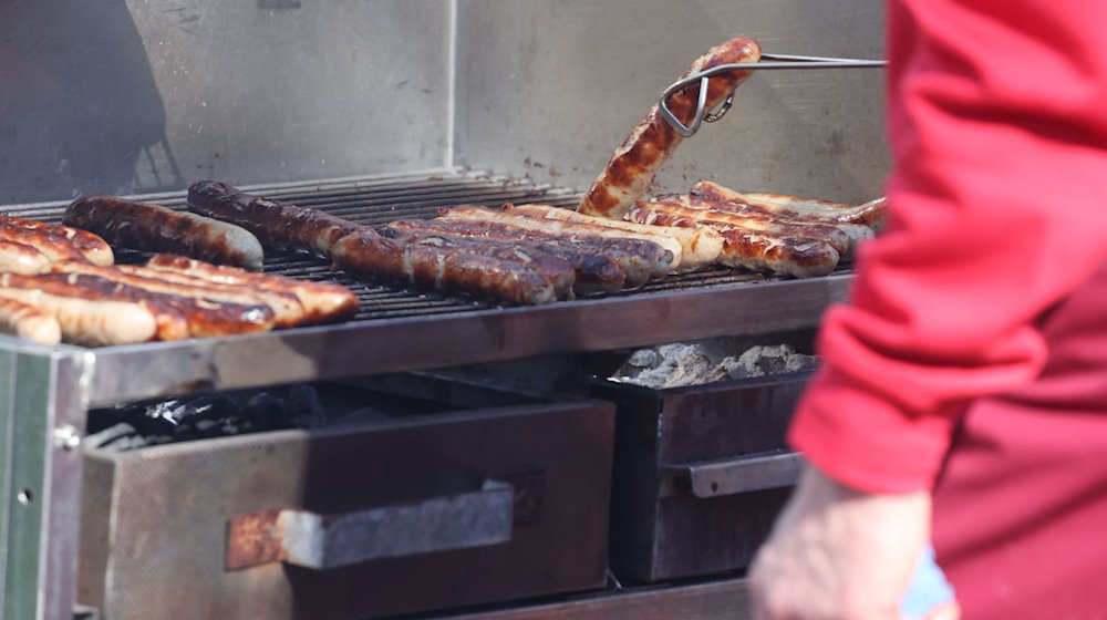 Bratwürste werden auf einem Holzkohlegrill gebraten. / Foto: Bodo Schackow/dpa