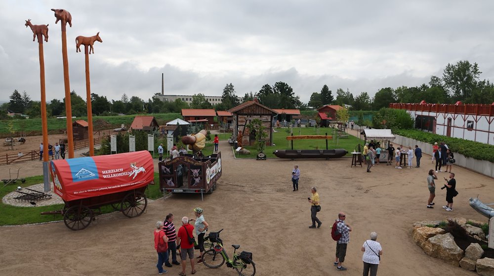 Besucher stehen bei der Eröffnung des neuen Bratwurstmuseums auf dem Museumsgelände. / Foto: Bodo Schackow/dpa/Archivbild