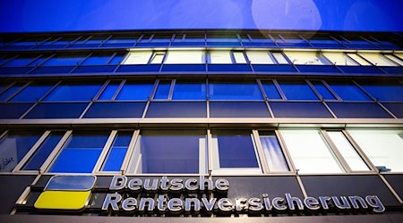 Der Schriftzug «Deutsche Rentenversicherung» steht auf dem Vordach eines Büros der Versicherung. / Foto: Julian Stratenschulte/dpa