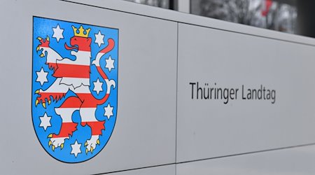 Thüringer Landtag steht an einer Wand vor dem Gebäude. / Foto: Martin Schutt/dpa-Zentralbild/dpa
