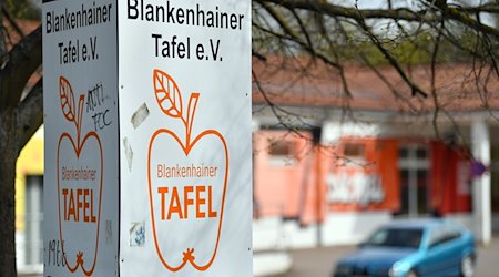 «Blankenhainer Tafel e.V.» steht auf einem Schild an der Zufahrt zur Blankenhainer Tafel. / Foto: Martin Schutt/dpa-Zentralbild/dpa