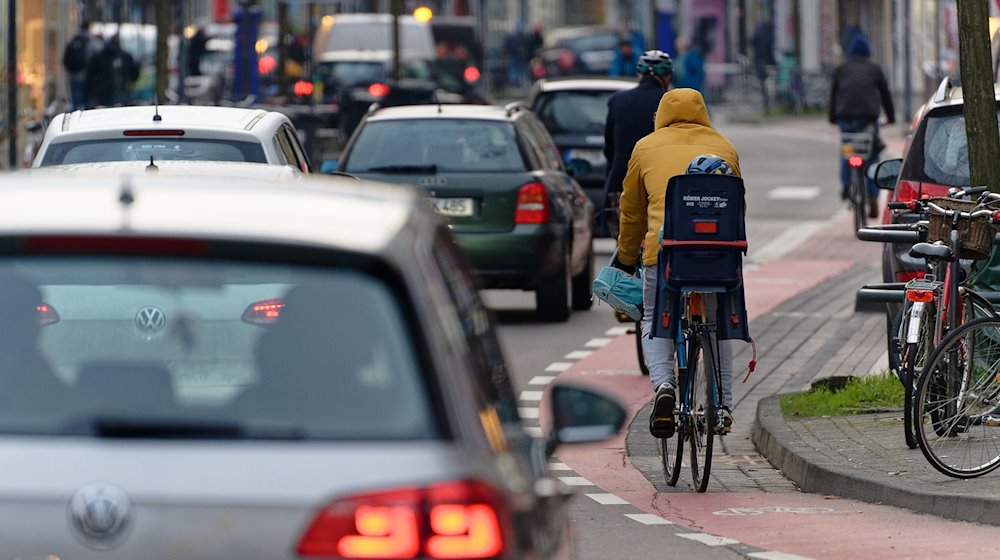 Autos und Radfahrer - Alltag im Straßenverkehr. / Foto: Henning Kaiser/dpa