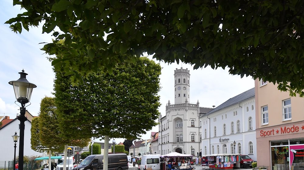 Das Rathaus mit dem Sitz der Stadtverwaltung. / Foto: Martin Schutt/dpa-Zentralbild/dpa/Archivbild