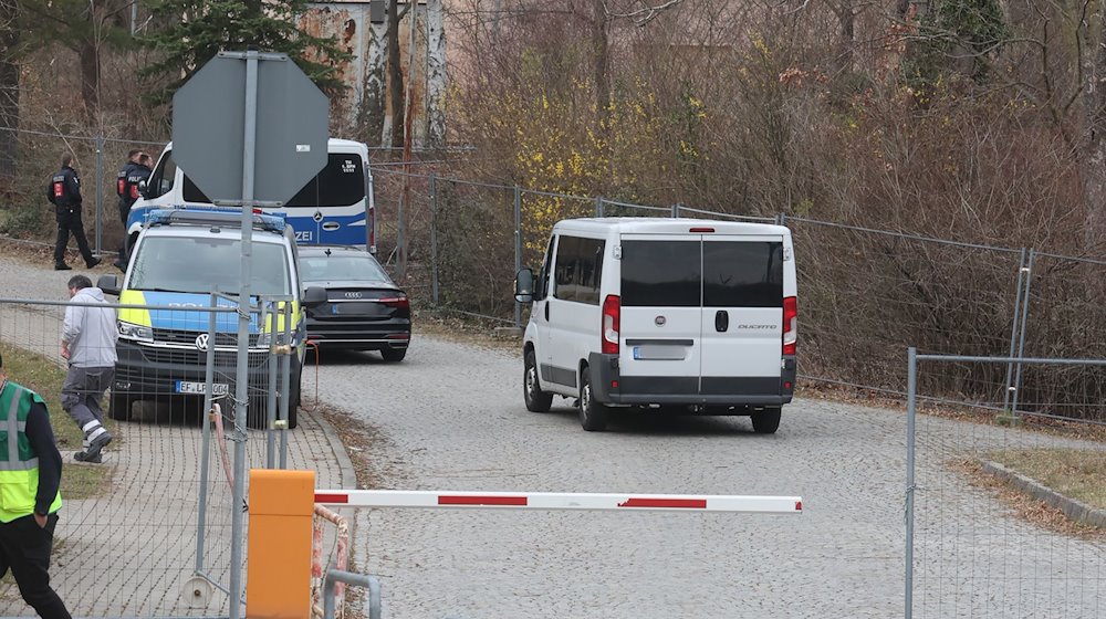 Ein Kleinbus mit Flüchtlingen fährt auf das Gelände einer Erstaufnahmeeinrichtung. / Foto: Bodo Schackow/dpa