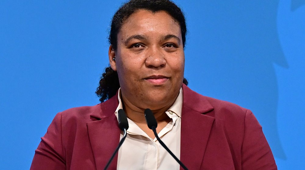 Doreen Denstädt (Bündnis90/Die Grünen), Ministerin für Migration, Justiz und Verbraucherschutz, spricht auf einer Pressekonferenz. / Foto: Martin Schutt/dpa