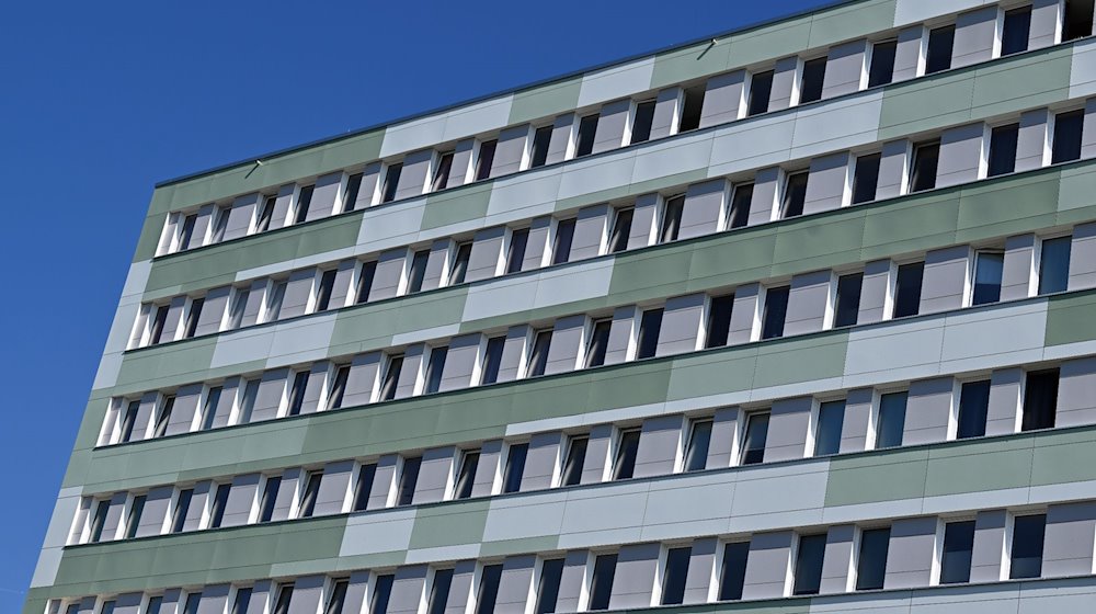 Die Sonne scheint auf die Fassade des Wohnheims der Universität Erfurt in der Nordhäuser Straße. / Foto: Martin Schutt/dpa