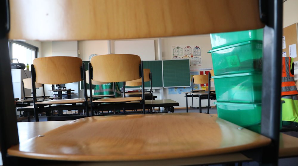 Stühle stehen auf Schultischen in einer Grundschule in Gera. / Foto: Bodo Schackow/dpa-Zentralbild/dpa