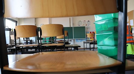 Stühle stehen auf Schultischen in einer Grundschule in Gera. / Foto: Bodo Schackow/dpa-Zentralbild/dpa