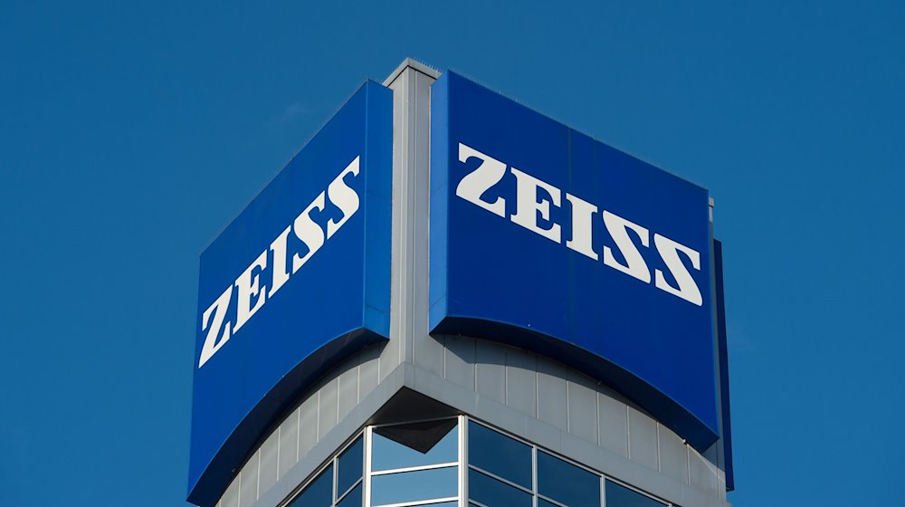 Blick auf das Unternehmenslogo von Carl Zeiss an einem Gebäude in Jena. / Foto: Sebastian Kahnert/dpa-Zentralbild/dpa