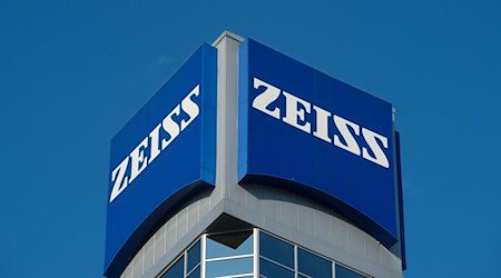 Blick auf das Unternehmenslogo von Carl Zeiss an einem Gebäude in Jena. / Foto: Sebastian Kahnert/dpa-Zentralbild/dpa