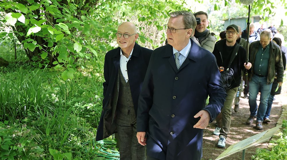 Uwe Melzer, (l, CDU und Bodo Ramelow (Die Linke) gehen nach der Auswärtigen Sitzung des Kabinetts durch den Botanischen Garten. / Foto: Bodo Schackow/dpa