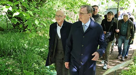 Uwe Melzer, (l, CDU und Bodo Ramelow (Die Linke) gehen nach der Auswärtigen Sitzung des Kabinetts durch den Botanischen Garten. / Foto: Bodo Schackow/dpa