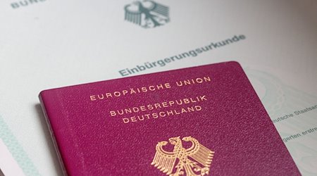 Eine Einbürgerungsurkunde der Bundesrepublik Deutschland und ein deutscher Reisepass liegen auf einem Tisch. / Foto: Fernando Gutierrez-Juarez/dpa