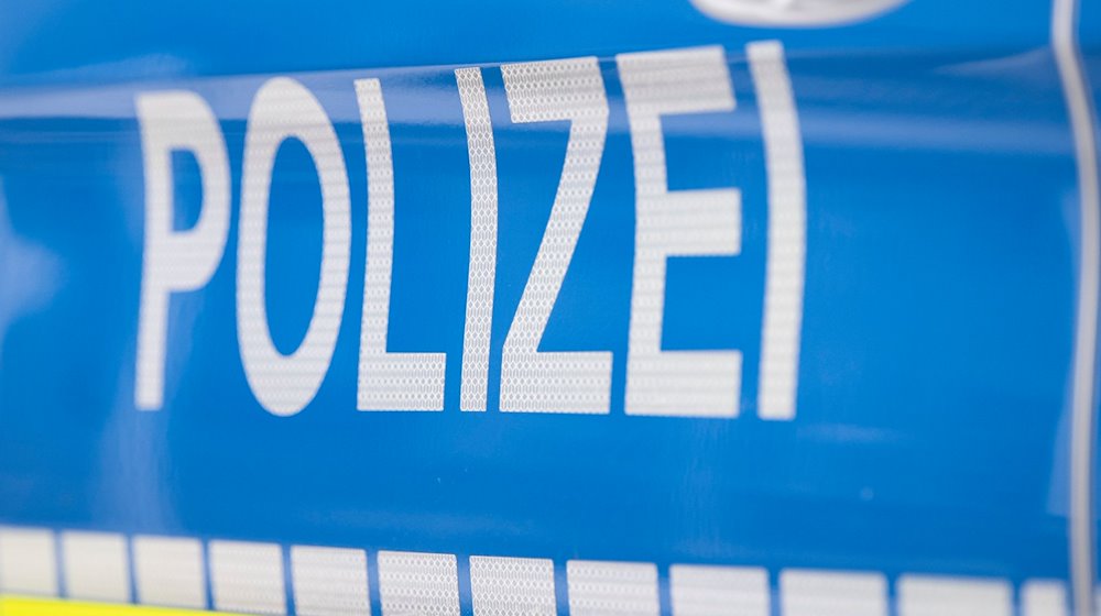 Der Schriftzug „Polizei“ ist auf einem Streifenwagen zu lesen. / Foto: Boris Roessler/dpa