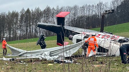 Blick auf die Absturzstelle eines Spezial-Hubschraubers bei Judenbach im Landkreis Sonneberg. / Foto: -/News5/dpa