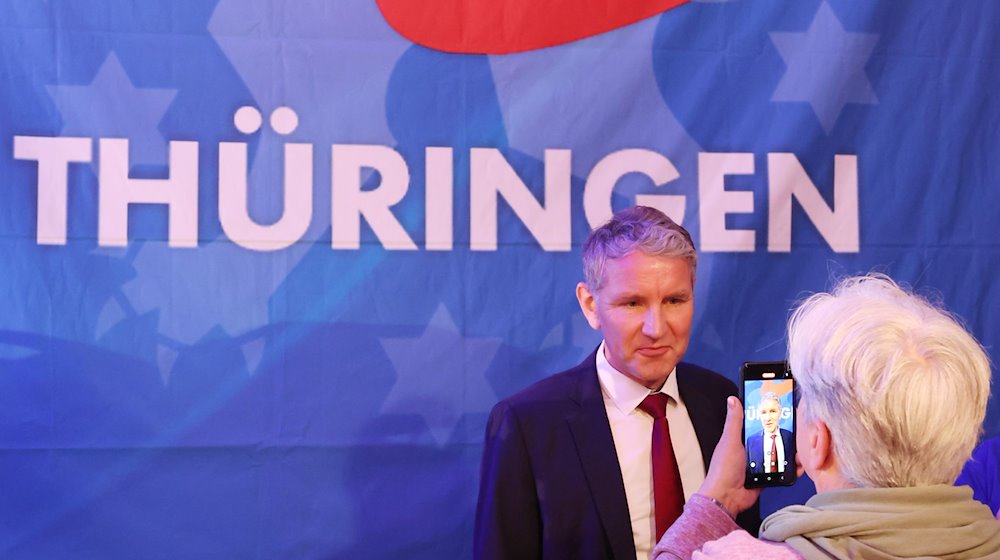 Björn Höcke, Vorsitzender der AfD in Thüringen, wird von einer Delegierten mit dem Mobiltelefon am Rande des Landesparteitages der AfD Thüringen gefilmt. / Foto: Bodo Schackow/dpa