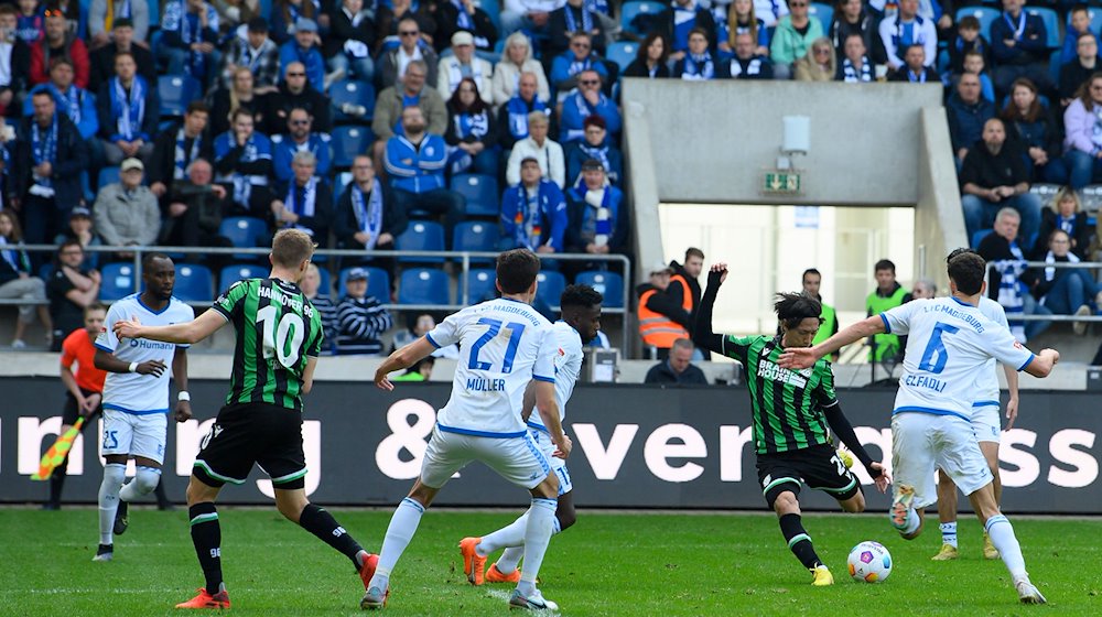 Hannovers Sei Muroya schießt das Tor zum 0:2. / Foto: Swen Pförtner/dpa