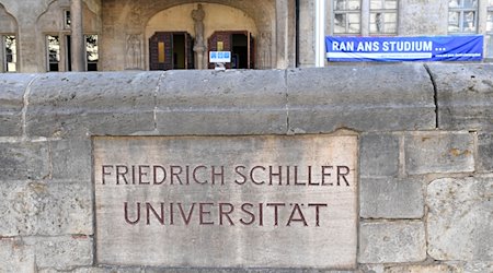 «Friedrich Schiller Universität» steht am Eingang des Hauptgebäudes der Uni in Jena. (zu dpa: «Andreas Marx wird neuer Präsident der Uni Jena») / Foto: Martin Schutt/dpa-Zentralbild/dpa