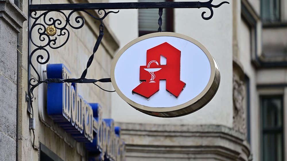 Ein Schild vor einer Apotheke mit dem Logo der Apotheken in der Erfurter Innenstadt. / Foto: Martin Schutt/dpa