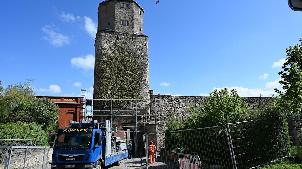 Nach dem Brand des historischen Neutorturms in Arnstadt hat die Einrüstung des Turms zum Wiederaufbau begonnen. / Foto: Alexandra Lehmann/Stadtverwaltung Arnstadt/dpa