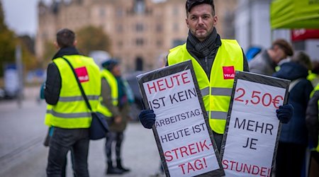 Mitarbeiter des Einzelhandels protestieren bei einer Streikkundgebung der Gewerkschaft Verdi für höhere Gehälter. / Foto: Jens Büttner/ZB-REGIO/dpa