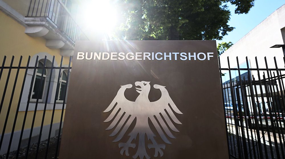 Ein Hinweisschild mit Bundesadler und dem Schriftzug Bundesgerichtshof ist zu sehen. / Foto: Uli Deck/dpa/Symbolbild