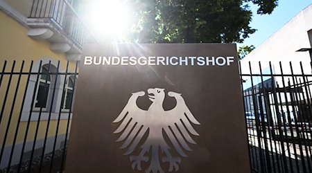 Ein Hinweisschild mit Bundesadler und dem Schriftzug Bundesgerichtshof ist zu sehen. / Foto: Uli Deck/dpa/Symbolbild