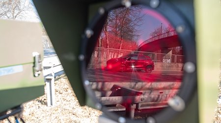Ein Auto spiegelt sich in einem Geschwindigkeitsmessungsgerät. / Foto: Sebastian Gollnow/dpa/Symbolbild