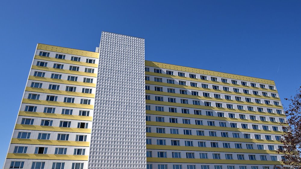 Das Wohnheim am neuen Bildungs- und Wissenschaftszentrum der Generalzolldirektion. / Foto: Martin Schutt/dpa