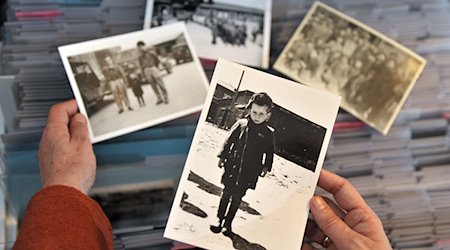 Historikerin Sabine Stein eine Aufnahme, die Stefan Jerzy Zweig nach der Befreiung der Kinder zeigt. / Foto: Martin Schutt/dpa